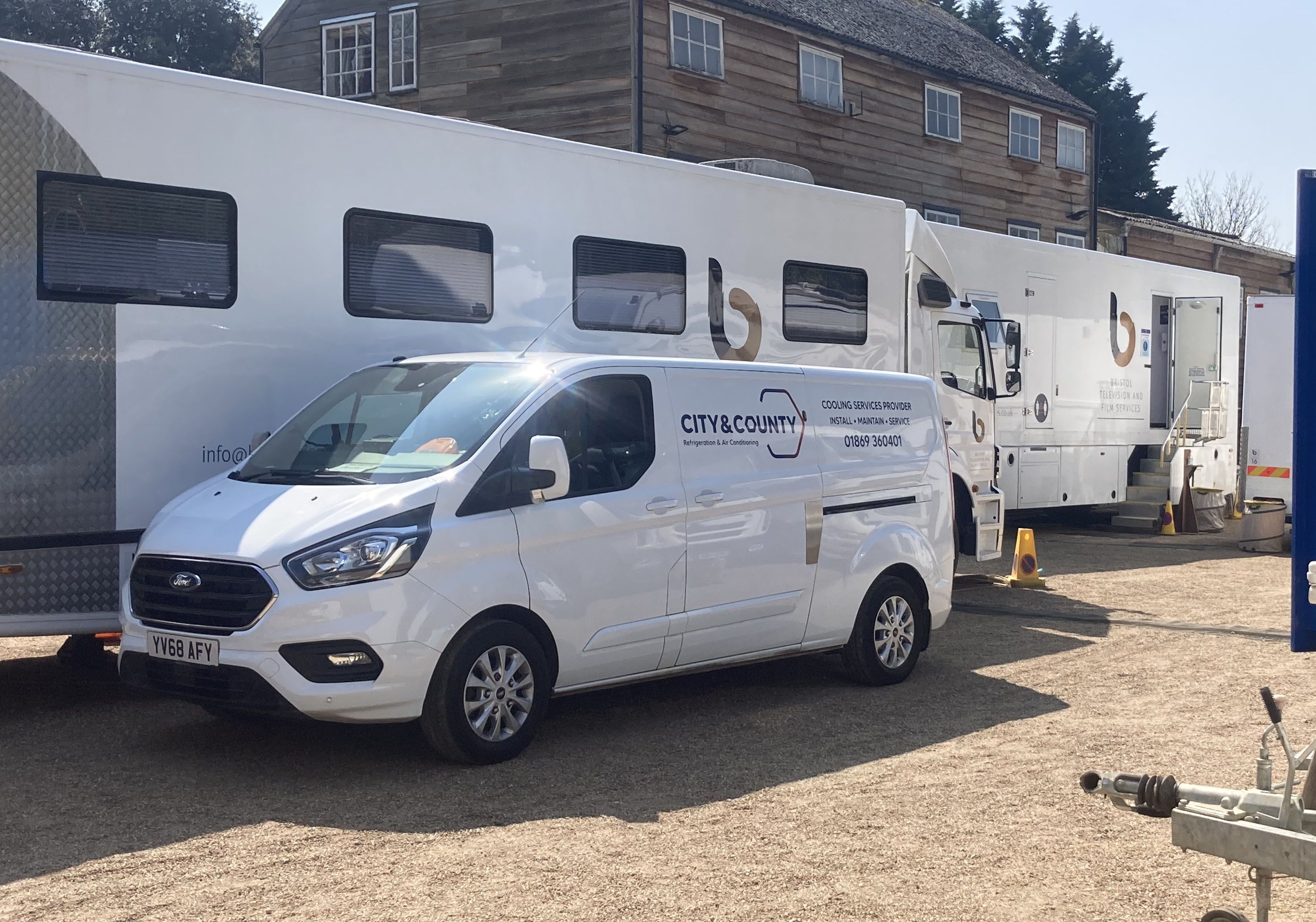 Open aircon on the celling